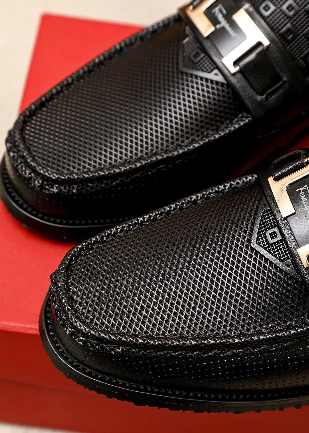 Men's shoes 💰462 💐 Product trademark: Ferragamo "Ferragamo" casual leather shoes Regular size: 38-44 (45.46🉑️customized) Product materials: Selected imported first-layer calfskin embossed upper + luxury hardware buckle, imported water-dyed cow leather lining. Strong three-dimensional visual effect, combined outsole Color: 1⃣️color optional